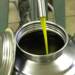 L'olio ottenuto mediante prima spremitura viene preparato per l'imbottigliamento
